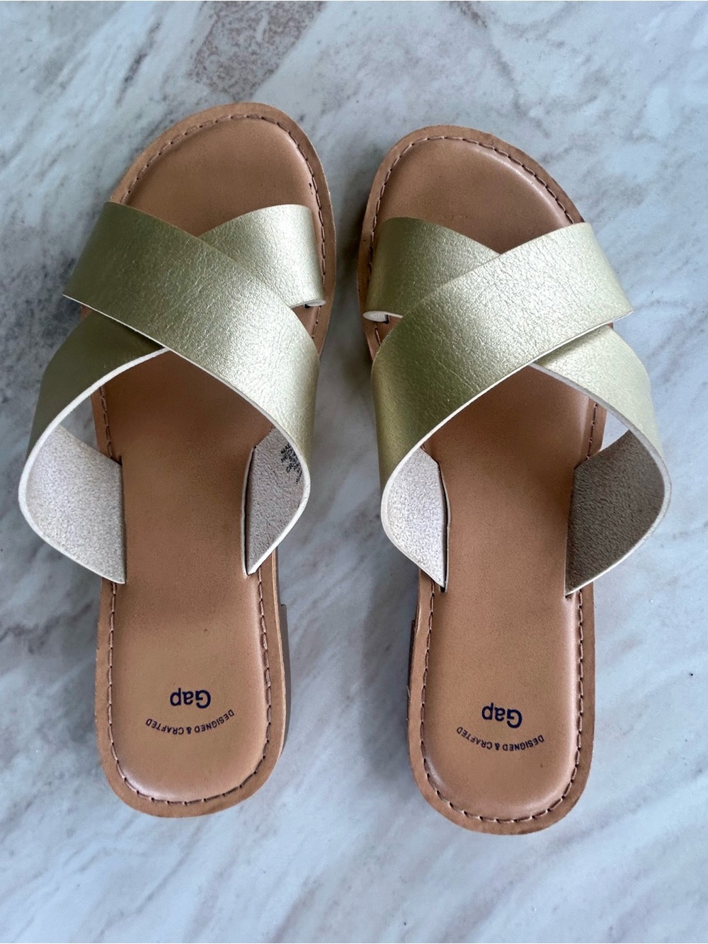 GAP Pale Gold Metallic Criss Cross Slide Sandals Flat Summer Chic Shoes Size 7
